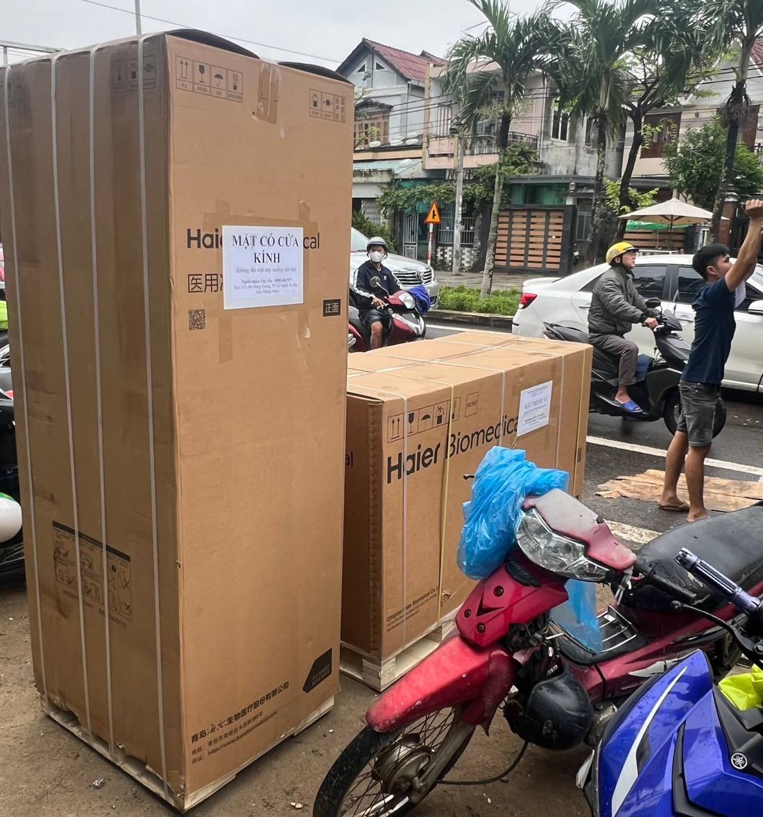 Các kiện thiết bị khổ lớn được bọc màng co và đóng kiện chờ vận chuyển